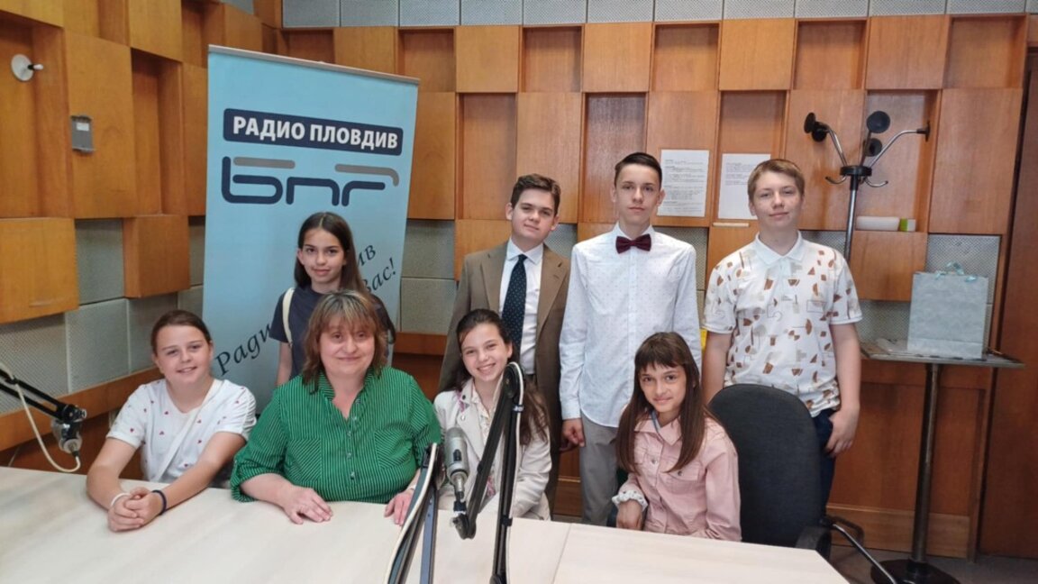 Екипът на е-вестник "Любознайко" и тяхната ръководителка Таня Каракашева