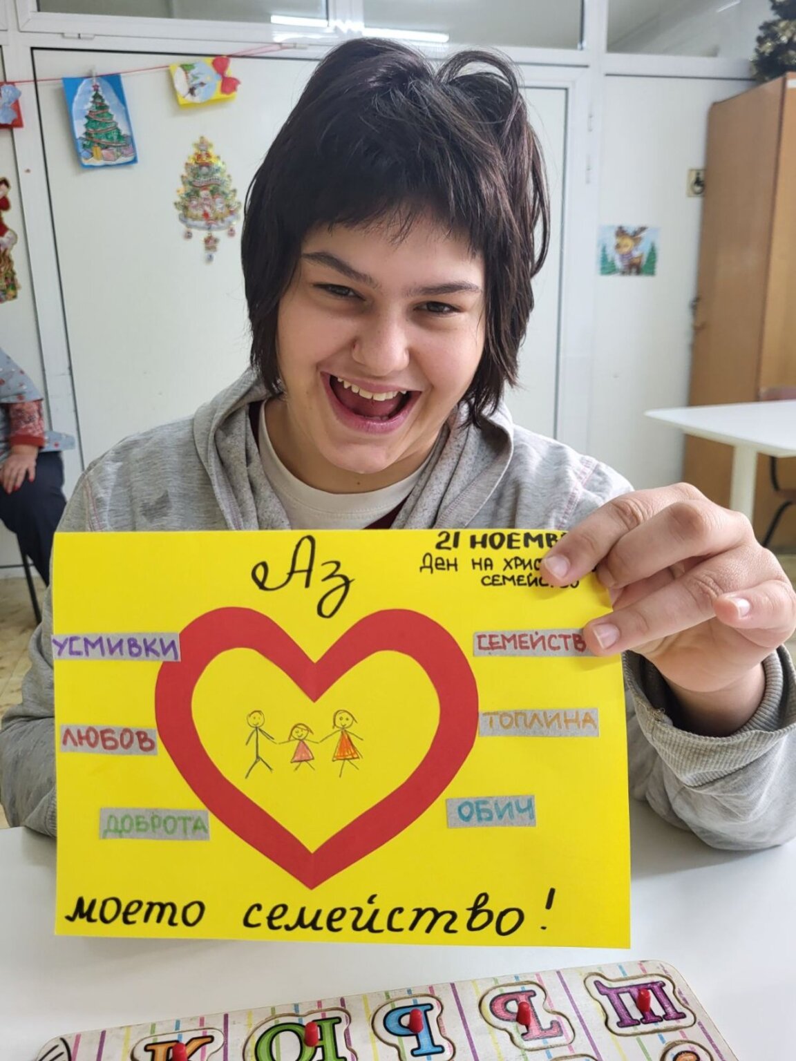 Заниманията, които посещава Ема, я правят много щастлива и пълна с ентусиазъм. Тя се привързва към хората. Обича плуването и морето.