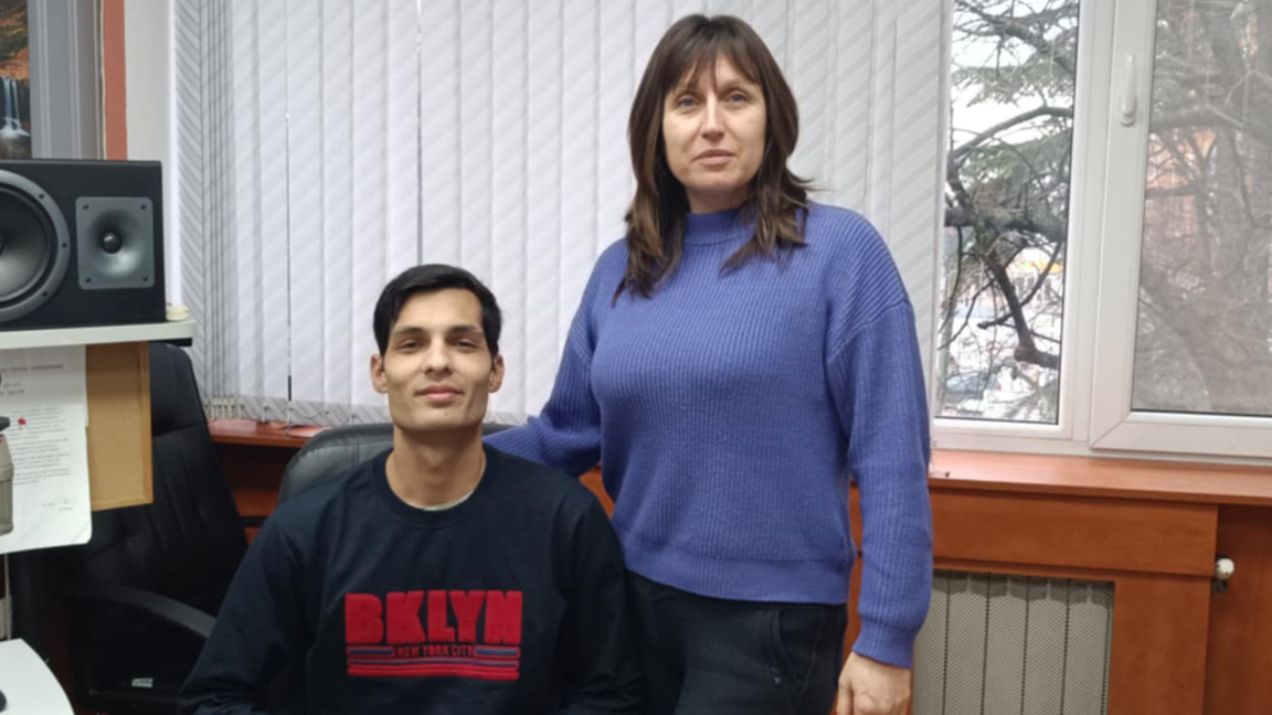 Социалният работник Цвети Латева с Ферад