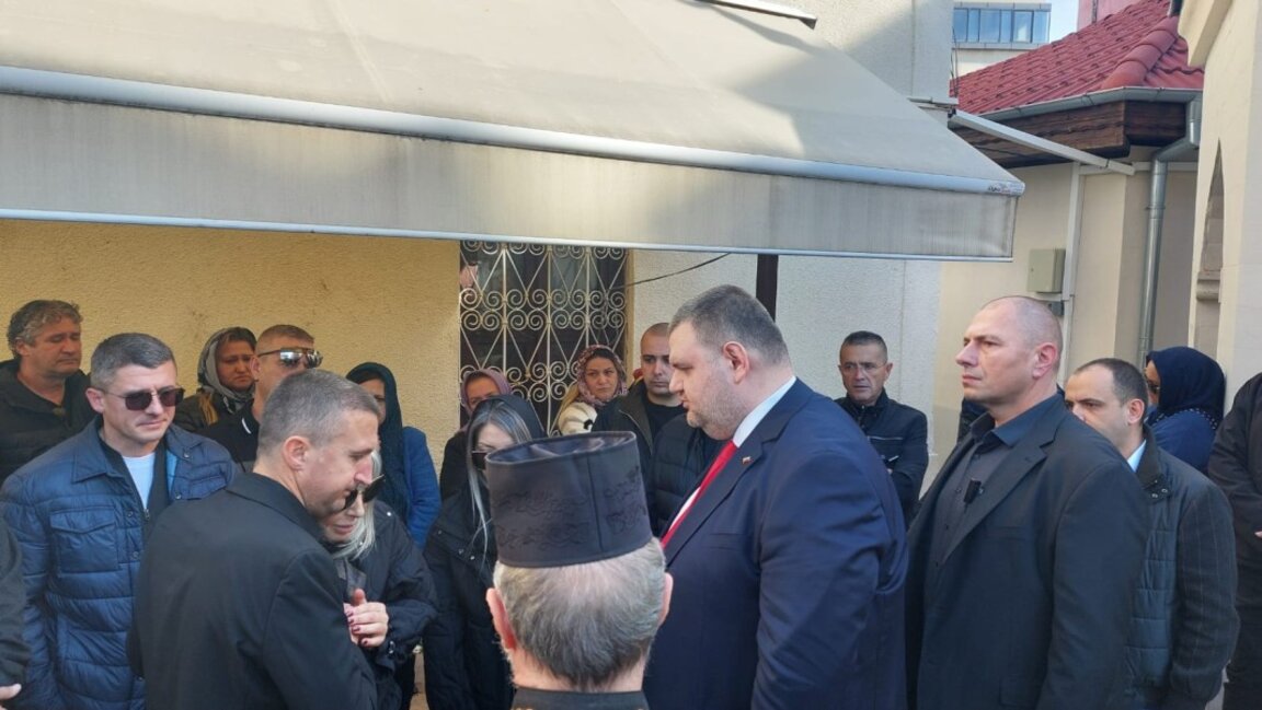 Делян Пеевски участва в погребална молитва в Кърджали