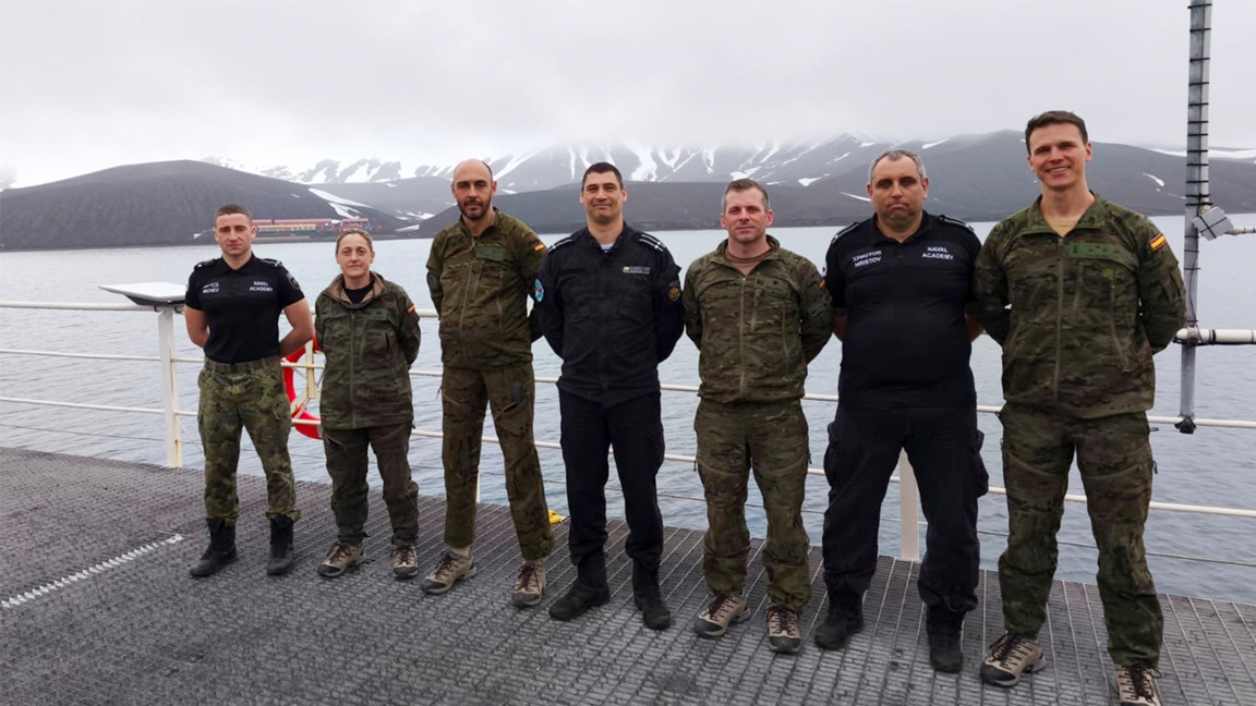 Български кораб достави оборудване на испанска база в Антарктика