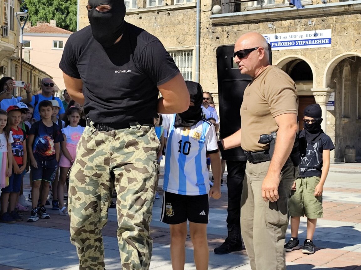 Полицията празнува с децата на Шумен