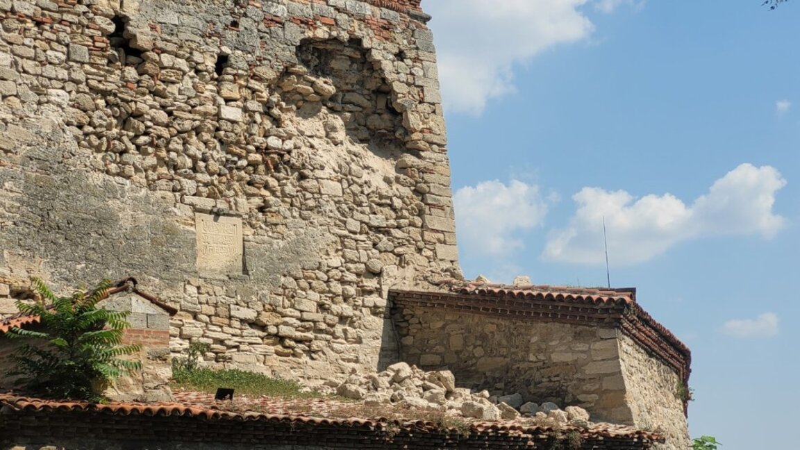 Срути се част от стената на "Баба Вида" (видео+снимки)