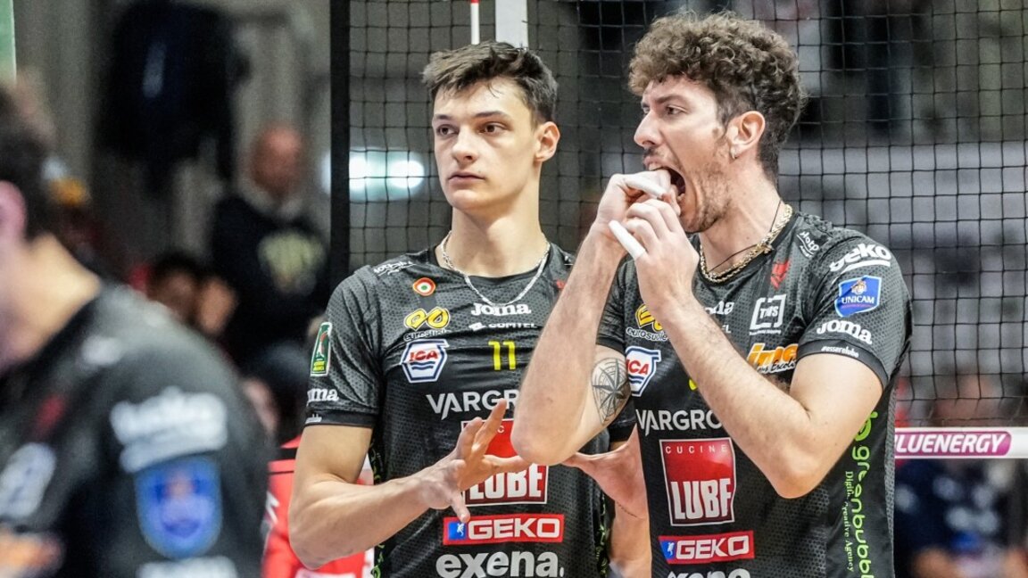 Алекс Николов (№11) завърши мача с 8 точки.