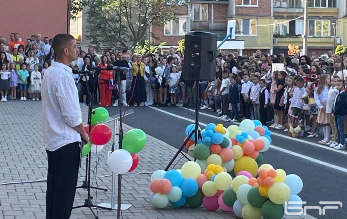 112-годишното училище "Отец Паисий" в Кърджали отново прие своите ученици
