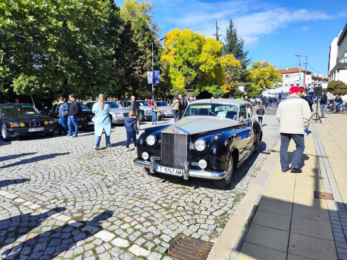 Ретро парад събира десетки любители на стари коли в Кърджали