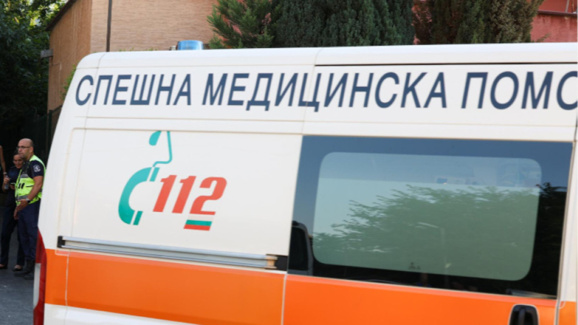 Линейка се удари в дърво на път за Спешн...