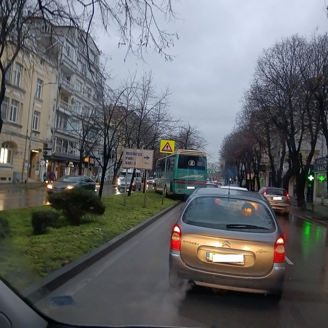 Автобус излезе от пътното платно на бул. "Мария Луиза", на шофьора му е прилошало