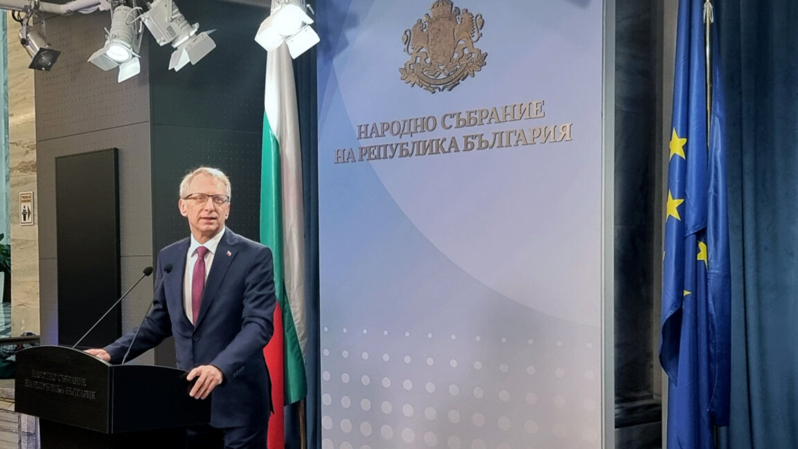 Министър-председателят акад. Николай Денков дава брифинг в сградата на Народното събрание.