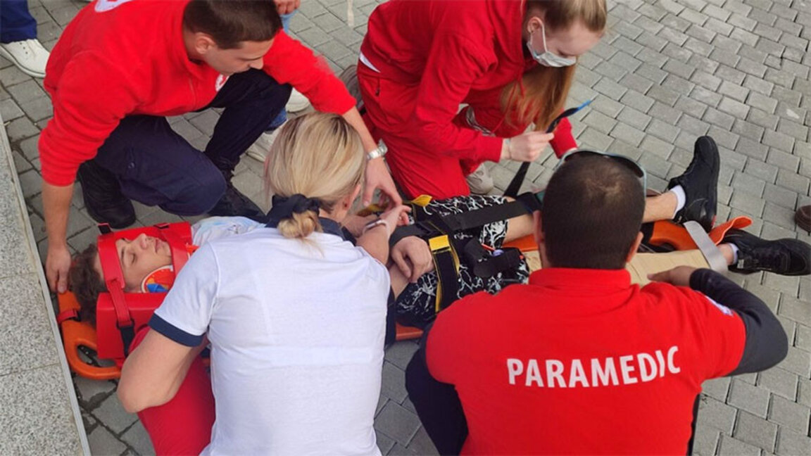 Парамедиците са готови да подпомагат дефицитните медицински сестри в училищата