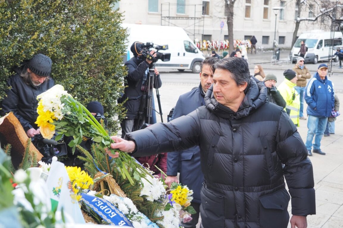 Даниел Боримиров полага цветя на паметника на Васил Левски.