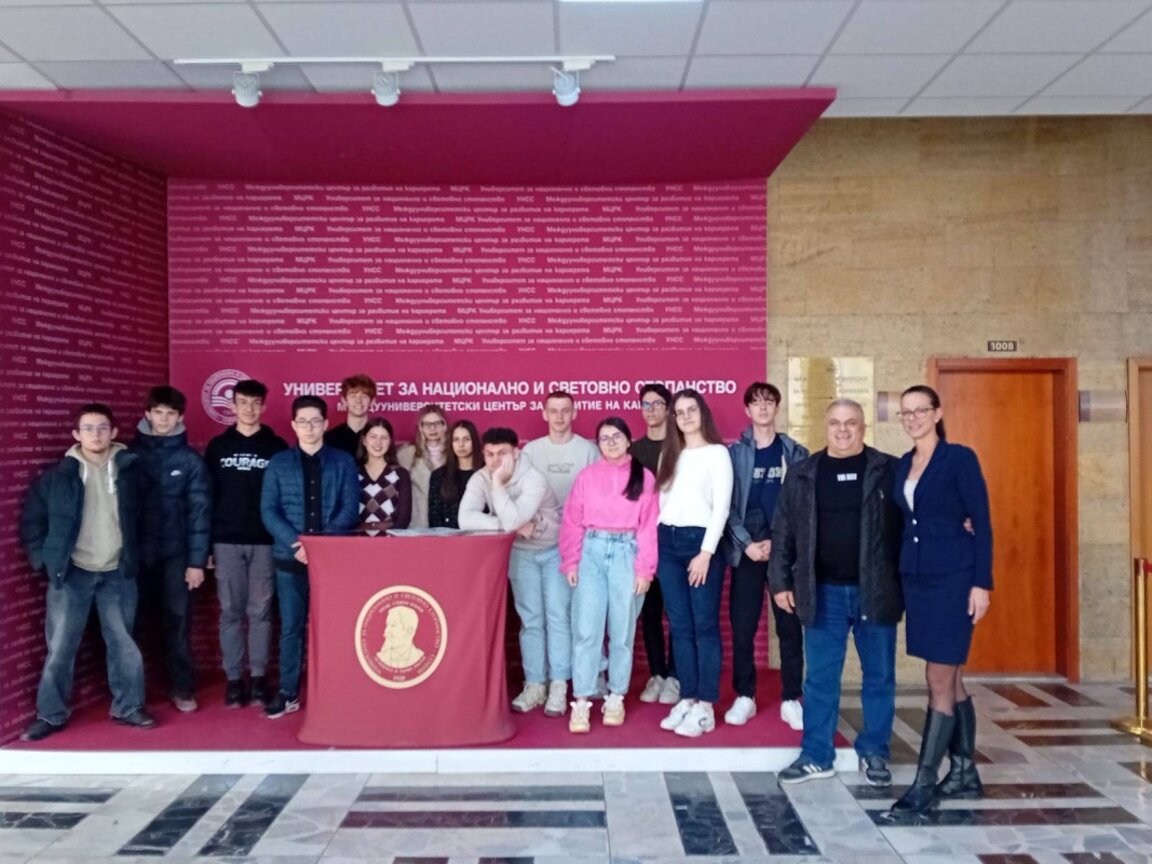 Ученици от СУ „П. Р. Славейков“ посетиха УНСС и подкрепиха съученички в състезание за ускорен прием