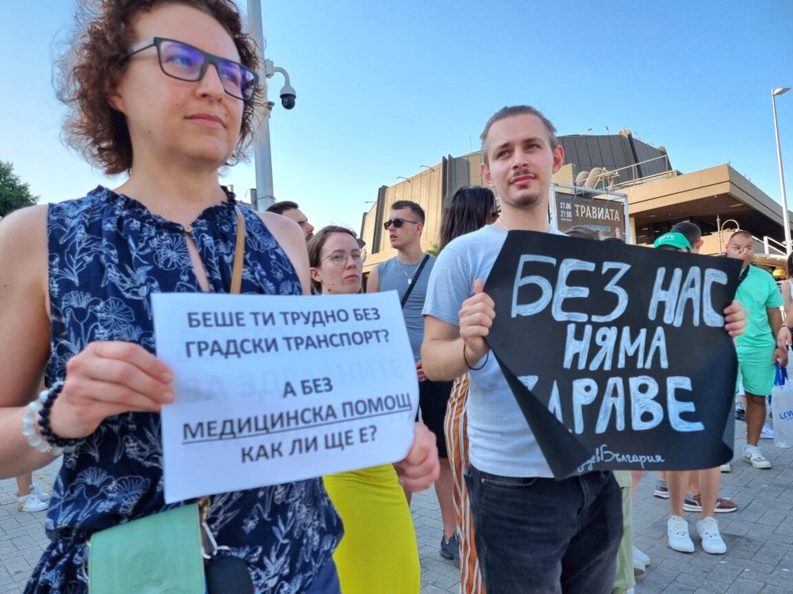 На входа на морската градина във Варна студенти по медицина, млади лекари и медицински специалисти протестират с искане за достойно заплащане и нормални условия на труд, 26 юни 2025 г.