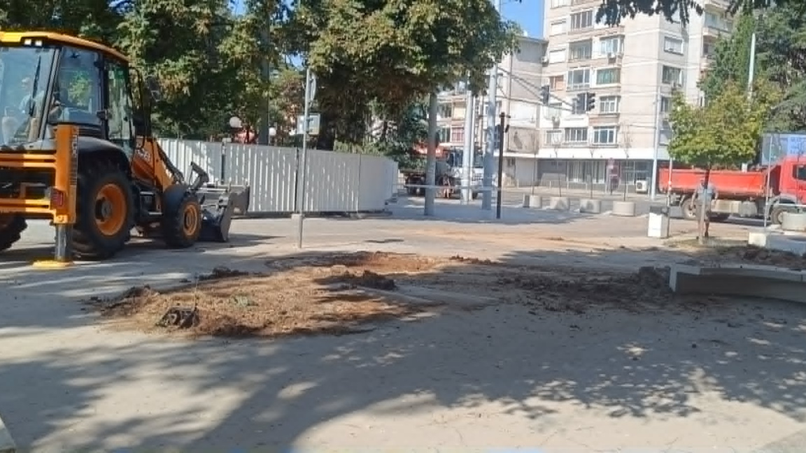 Премахват бабуните в началото на пешеходната зона до бул. "Патриарх Евтимий"