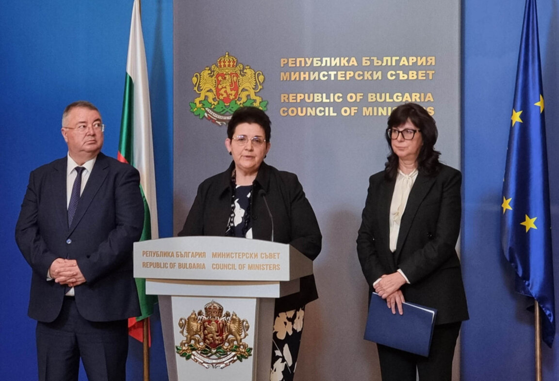 На брифинга за представяне на бюджетните законопроекта в МС - министрите Ивайло Иванов (вляво), Людмила Петкова (в центъра) и Каля Кондева (вдясно) -  11 декември 2024 г.