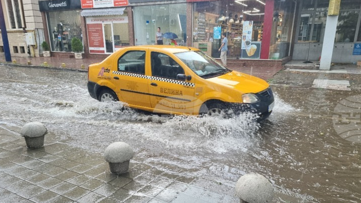 Диги преляха в Пазарджишко, има наводнени пътища 