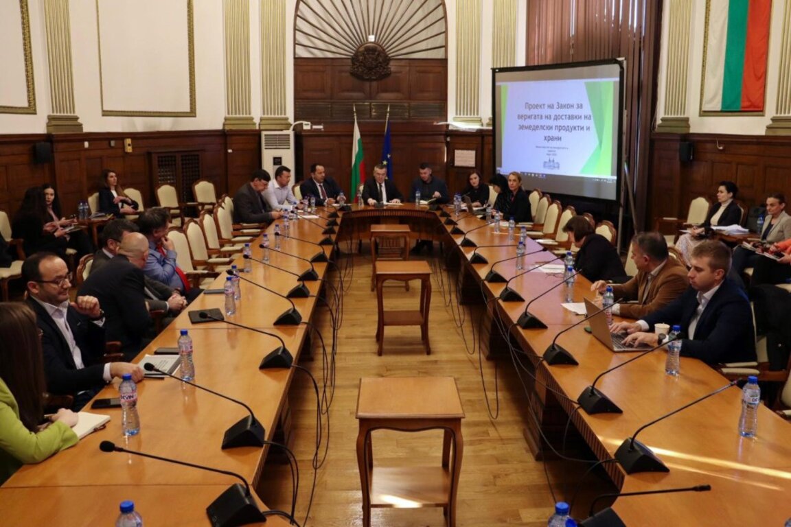 El ministro de Agricultura se compromete a proteger a los agricultores