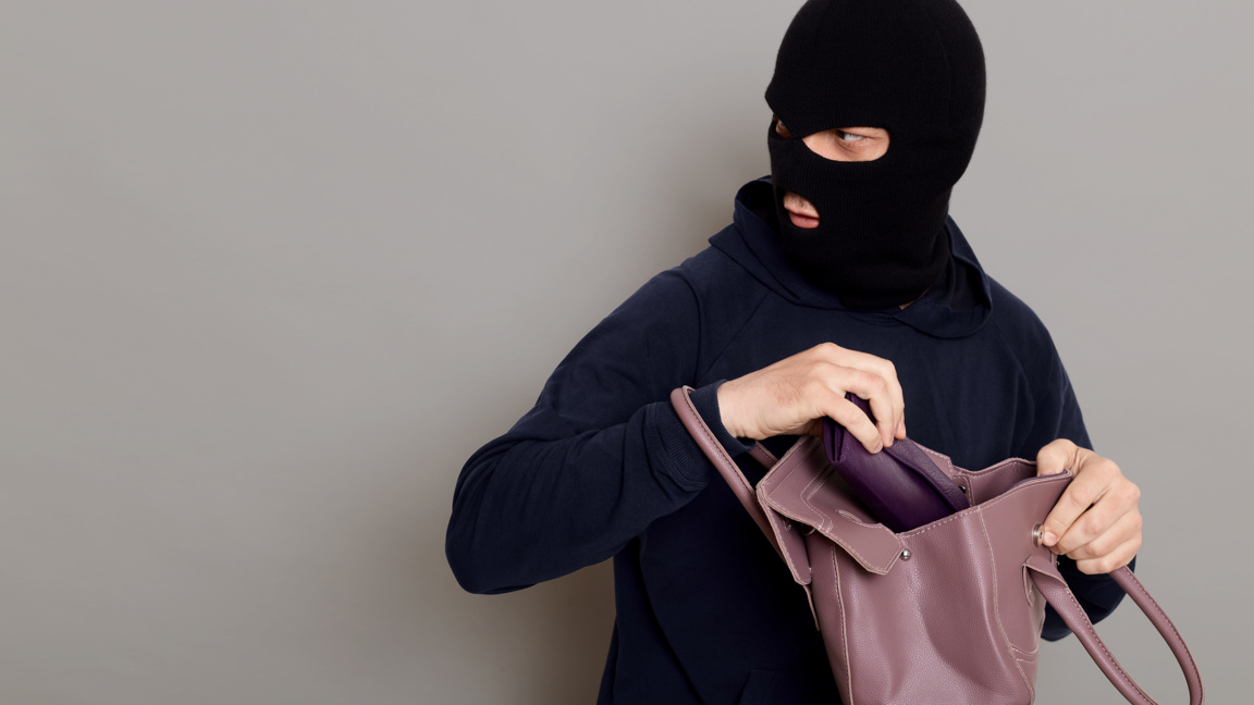 Задържан е бургазлия за кражба на пари и документи