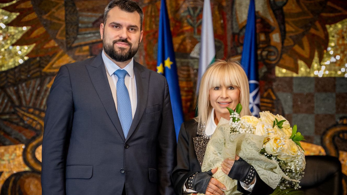 Лили Иванова получи почетния знак "Златна лаврова клонка" на МВнР