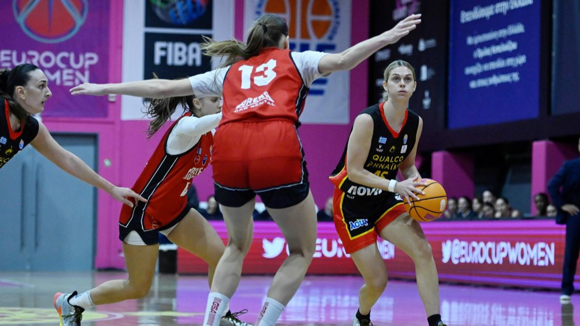 Борислава Христова (с топката) игра 14 минути във Франция.