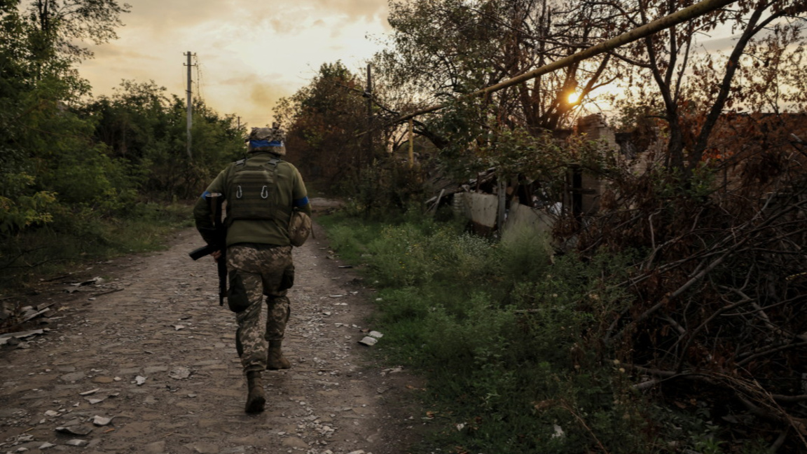 Военнослужещ от 24-та механизирана бригада на Украйна тича на позиция на фронтовата линия близо до Часив Яр в Донецка област, Украйна, 06 август 2024 г.