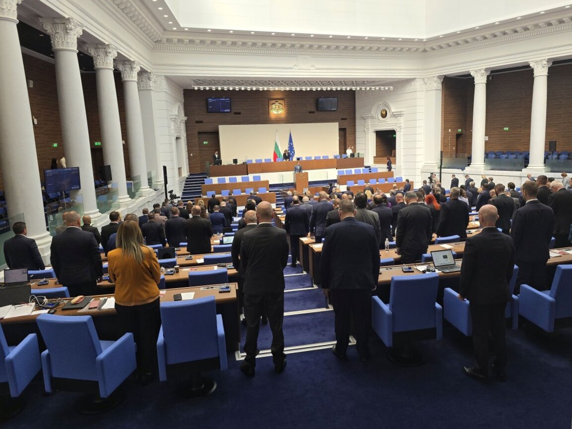 Депутатите почетоха с минута мълчание починалия днес полицай