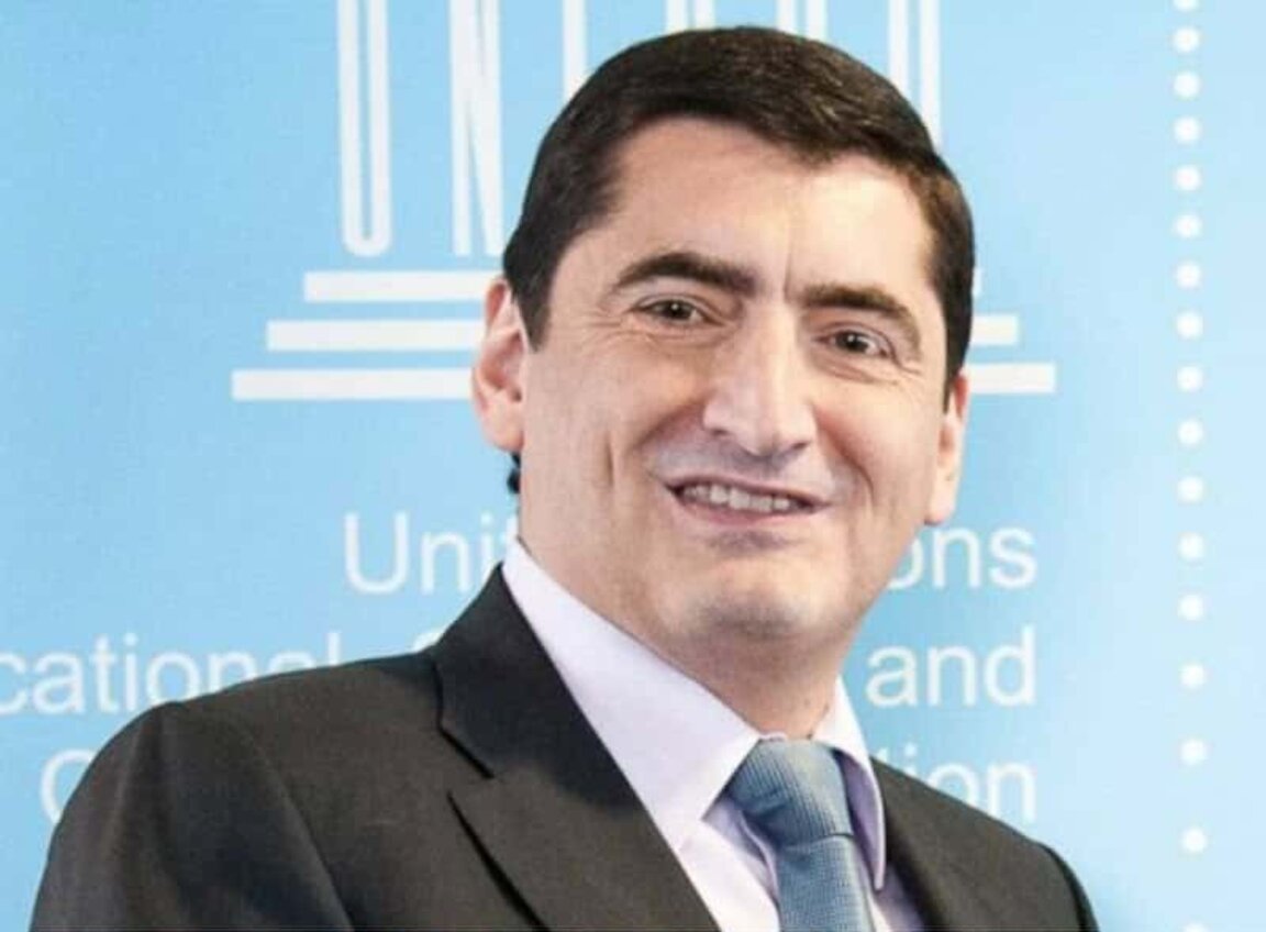 Боян Радойков, дипломат и доктор по политически науки в Сорбоната.