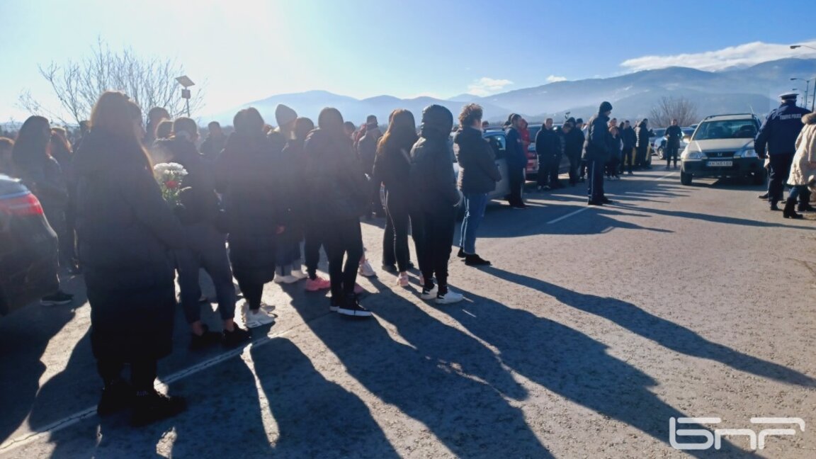 Протест след смъртта на 18-годишната Андреа при ПТП.