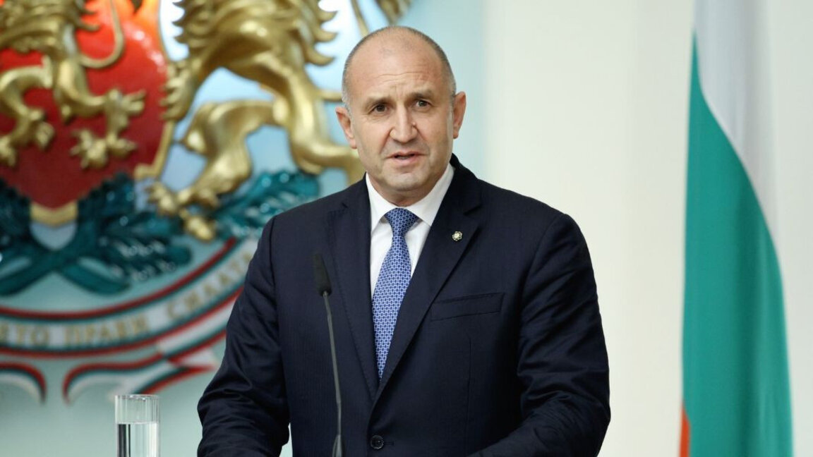 Президентът Радев наложи вето върху закона за особения управител на "Лукойл"