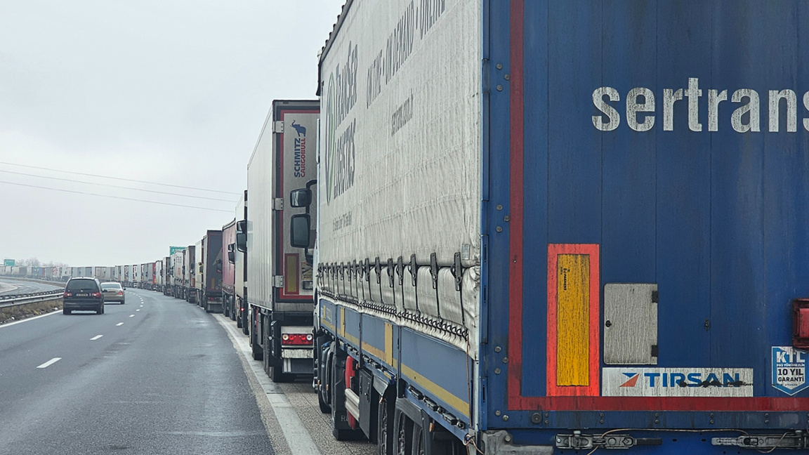 Tráfico fronterizo normal, gran afluencia de camiones con destino a Turquía