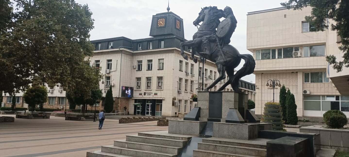 Изложба за завод "Велур" представя производството на кожени облекла