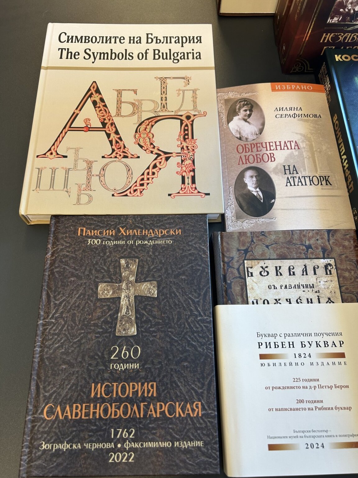 Издателят Димитър Томов дари книги за община Царево