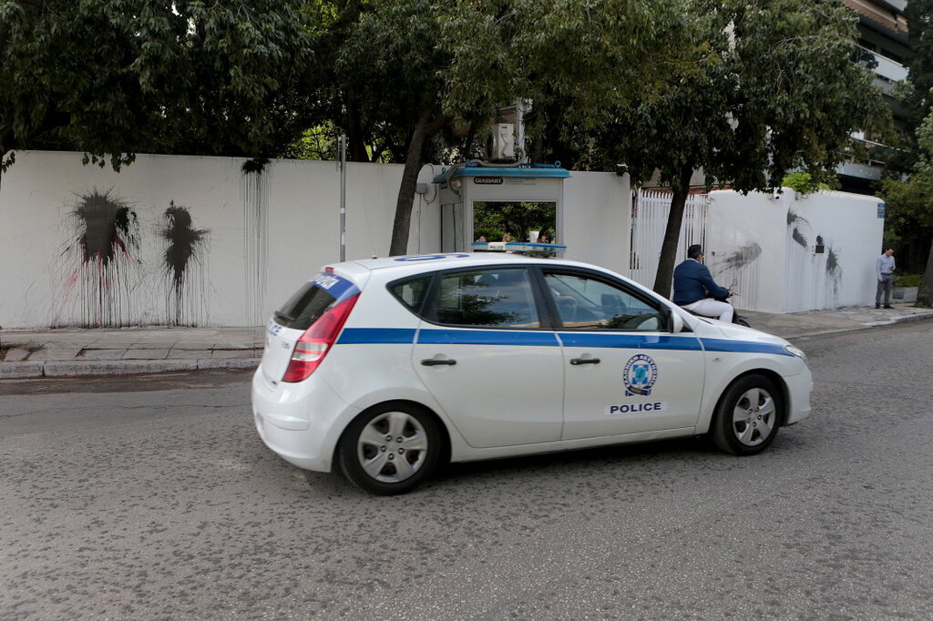 Полицията разкри голям склад за наркотици в предградие на Атина