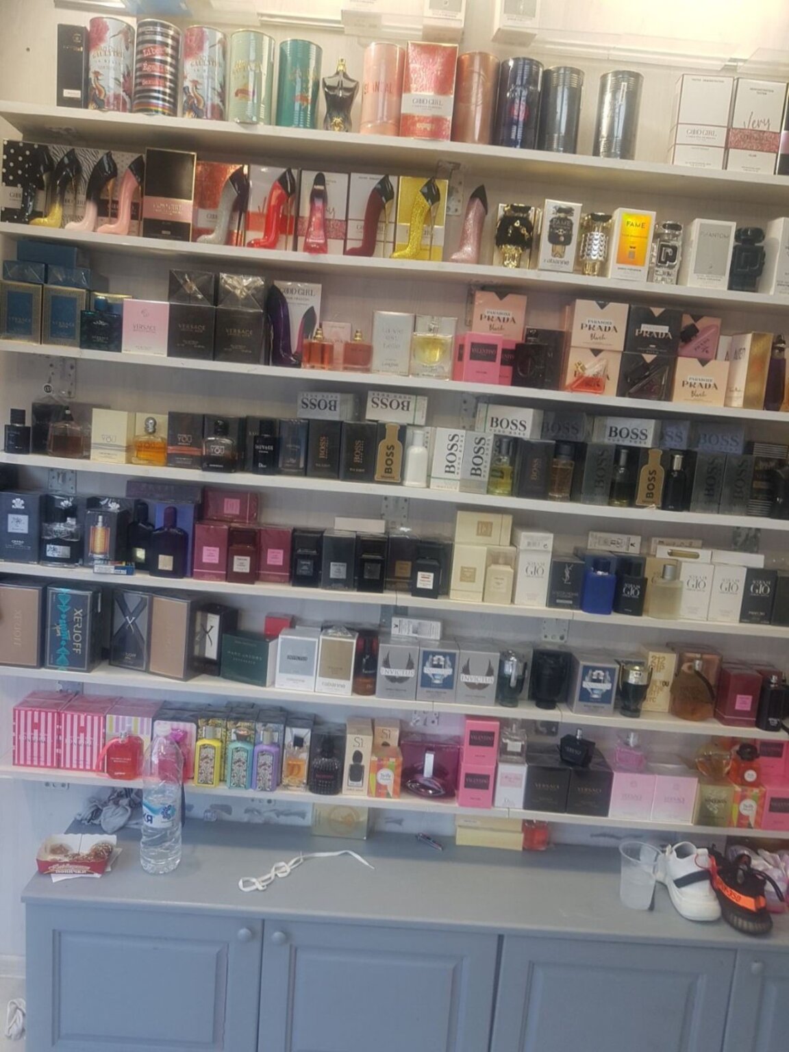 В Провадия задържаха мъж за продажба на фалшиви парфюми и спортни обувки