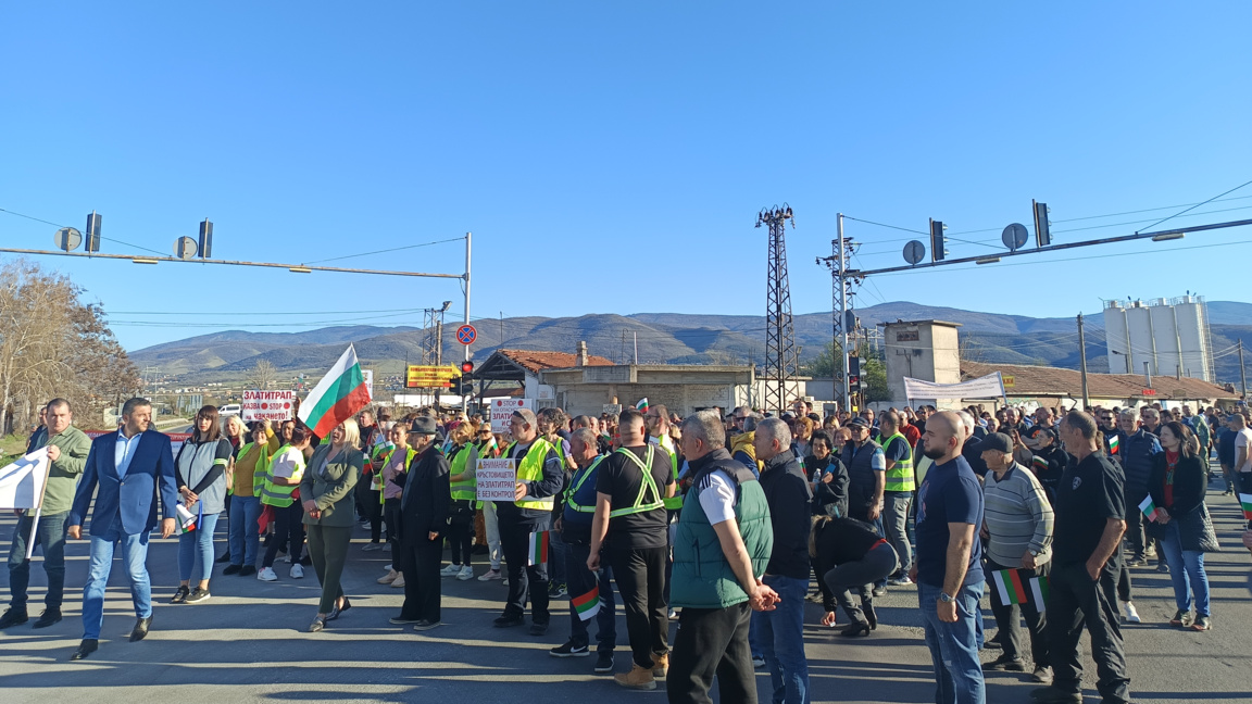 Жители на с. Първенец блокираха за час околовръстното шосе на Пловдив