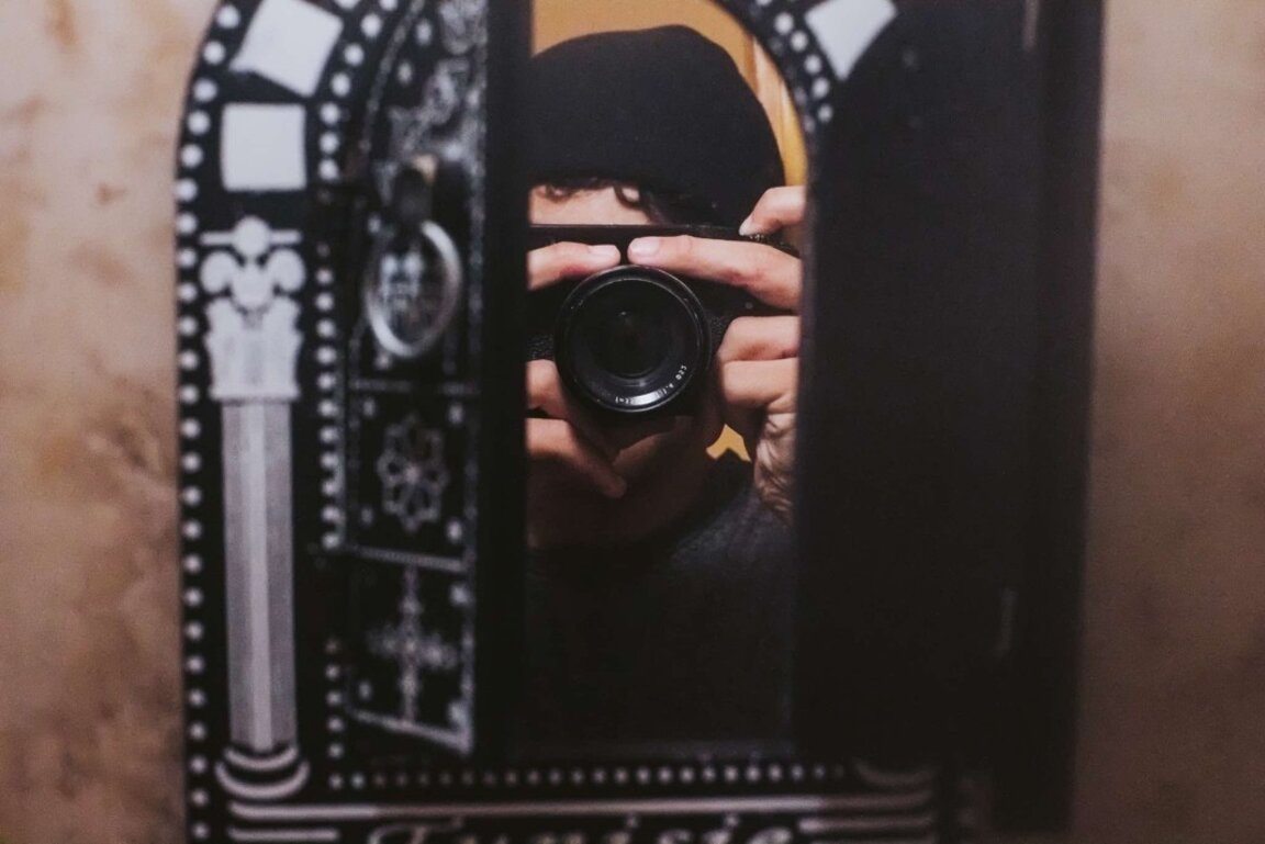 Фотографската изложба "Тук, където съм" представя историите на деца-бежанци