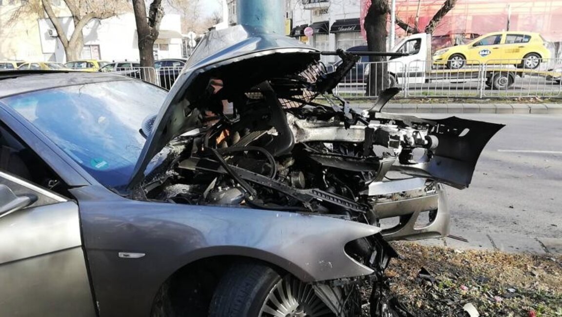 Дрогиран шофьор се заби в кола и дърво в центъра на Пловдив