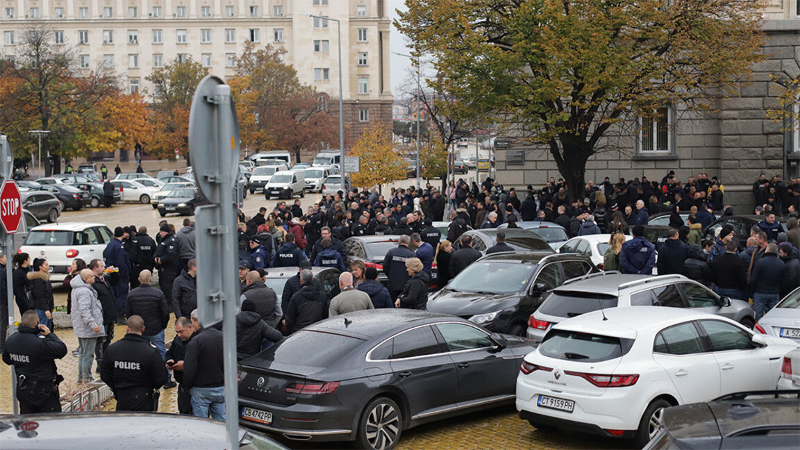 Punonjësit e policisë protestuan kundër politizimit të përplasjes me huliganët e futbollit