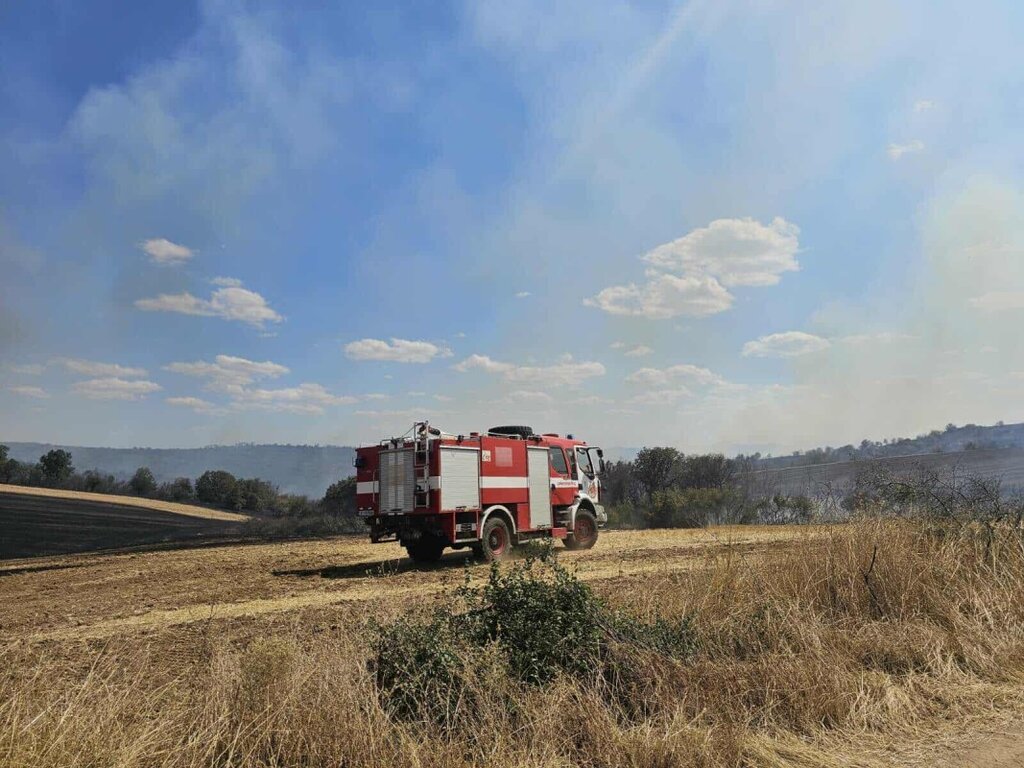Пожарът край Доситеево е навлязъл в труднодостъпен терен