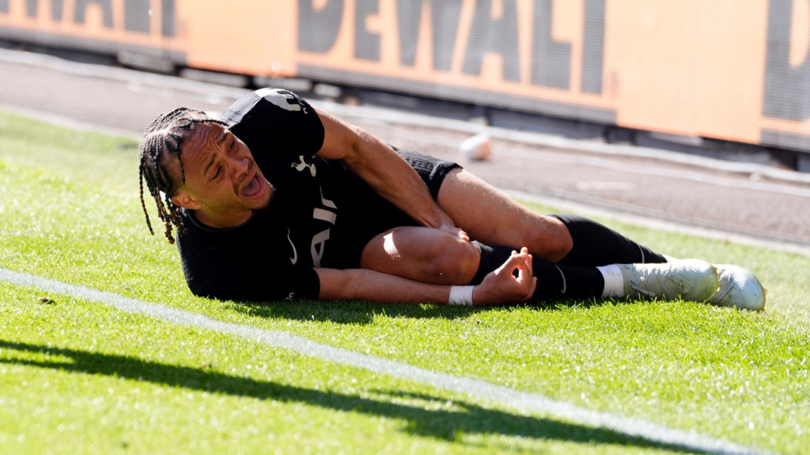 Шави Симонс се превива от болка край тъчлинията.