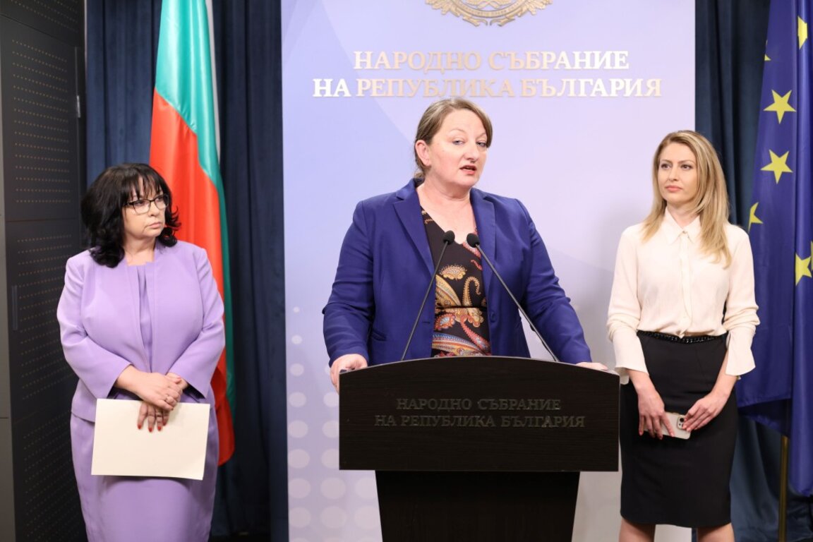 Отляво надясно - Теменужка Петкова, Деница Сачева, Рая Назарян