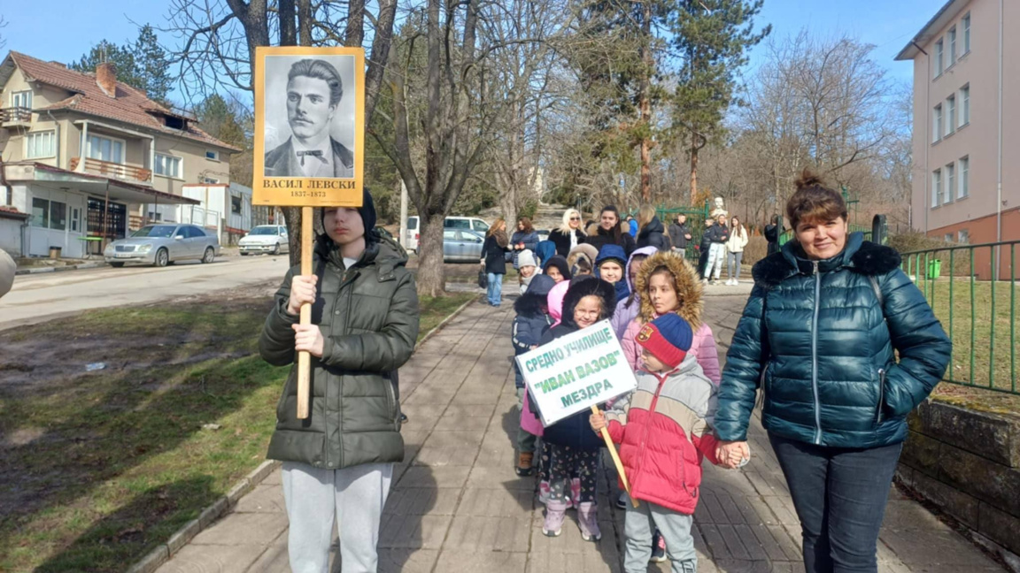 Ученици от Мездра се преклониха пред делото на Апостола на свободата