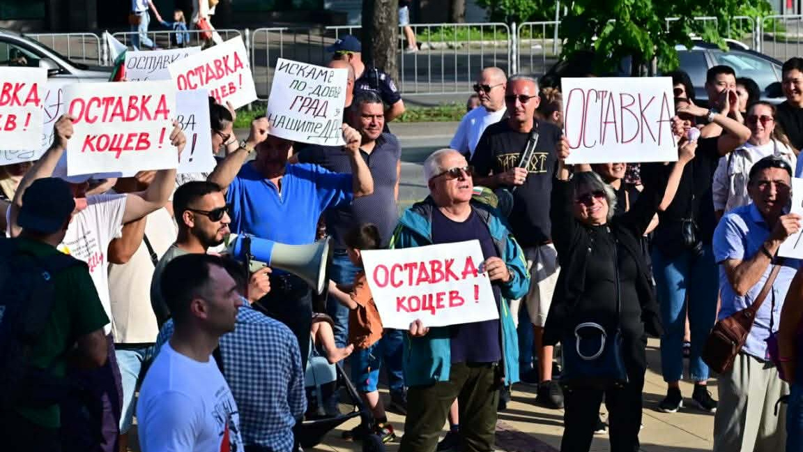 Десетки на протест във Варна с искане оставката на кмета Коцев