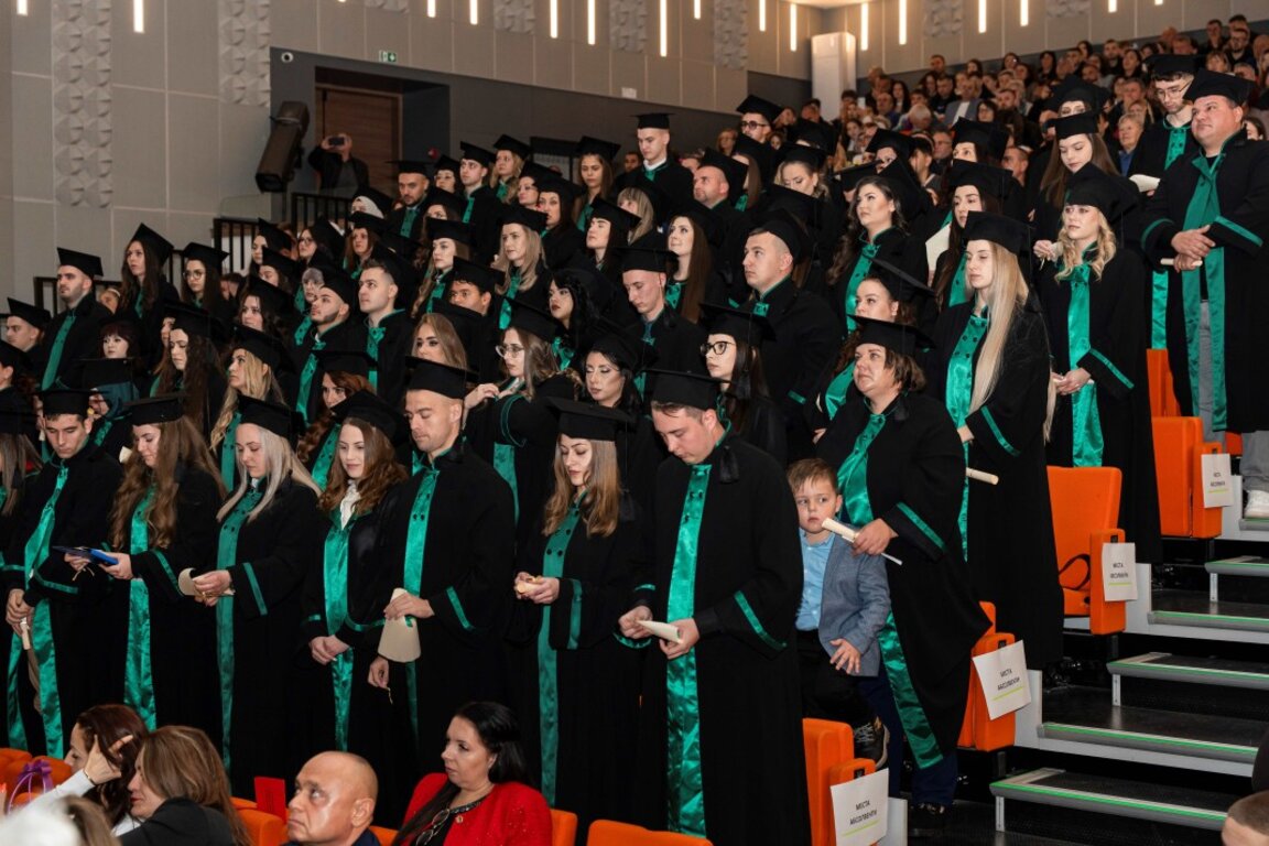 90 абсолвенти на Медицинския колеж получиха своите дипломи