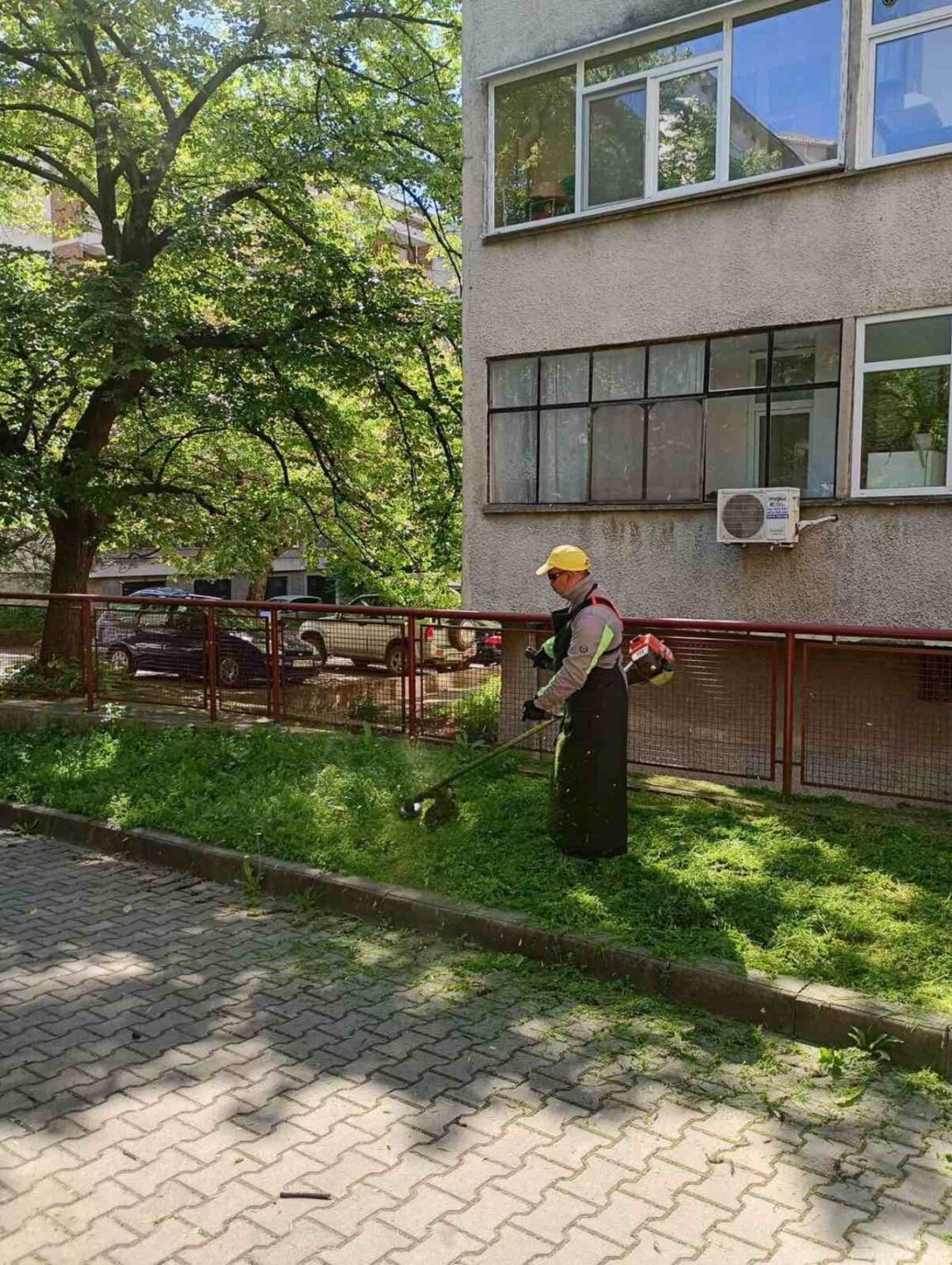 Продължава косенето на зелените пространства в Стара Загора