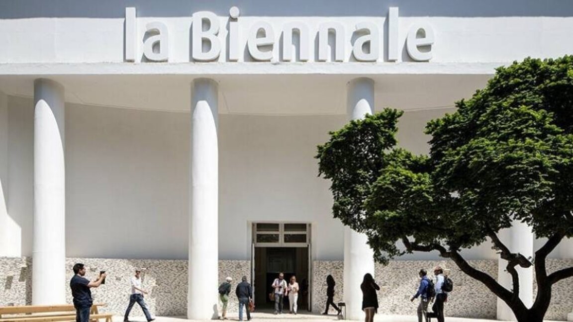 A la Biennale d’architecture, un canon crache de la neige sur des panneaux solaires