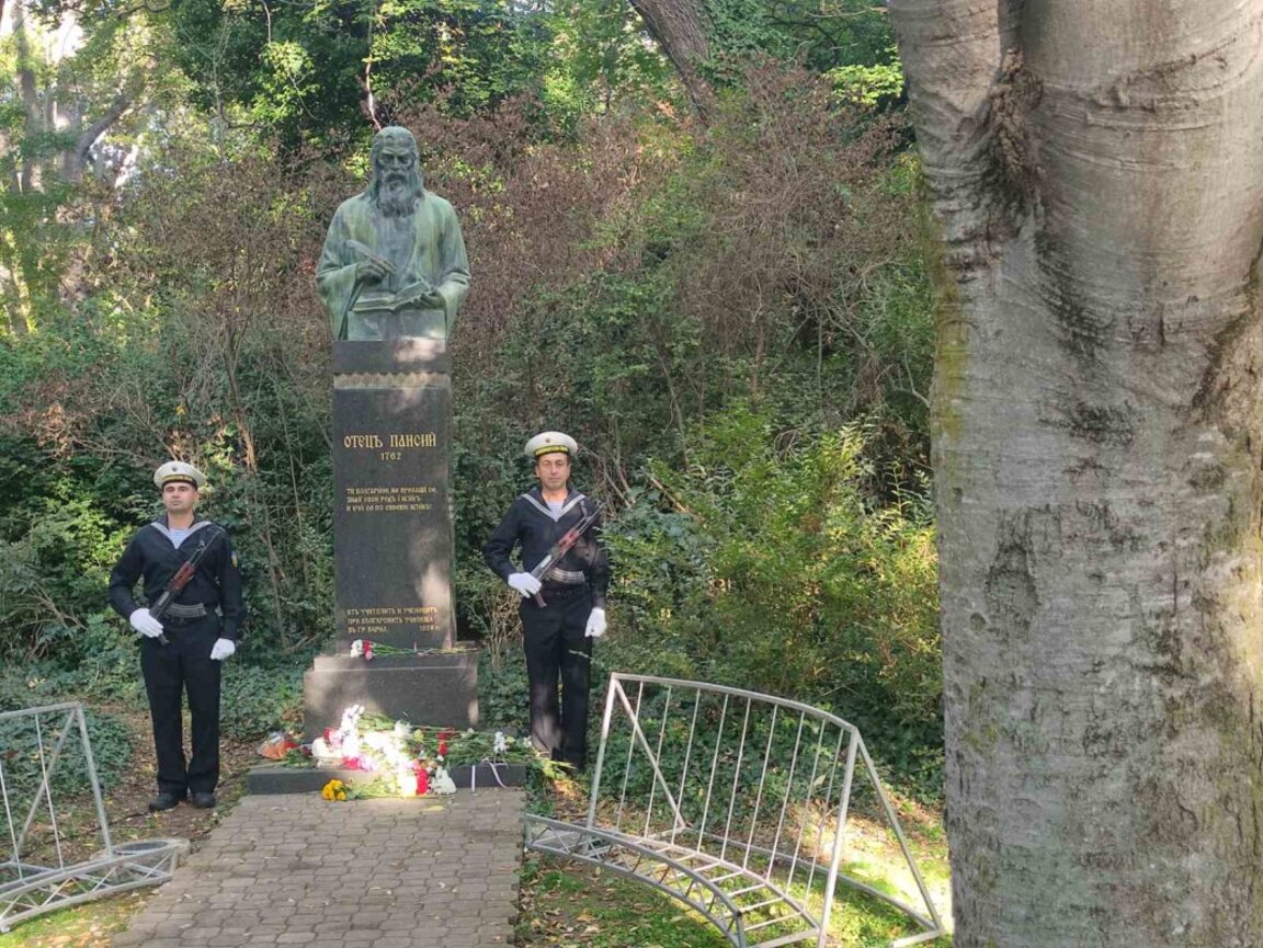 Денят на народните будители във Варна започна с благодарствен молебен пред паметника на Паисий Хилендарски