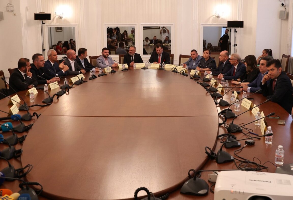 Добре е да се реагира сега за всички проблеми на всички българи в РСМ, каза Люпчо Георгиевски пред Комисията по европейски въпроси в НС - 17 юни 2025 г.