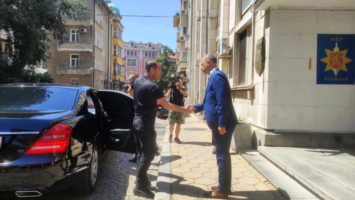 Министър Стоянов дойде в Пловдив за оставката на Георги Чергов