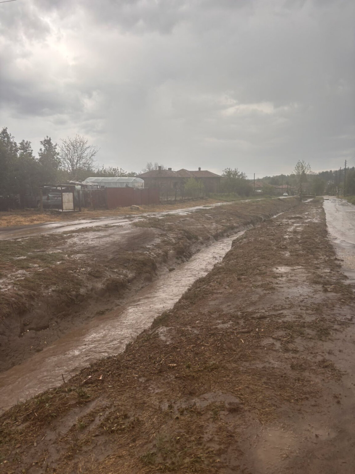 Силен дъжд наводни тази вечер силистренското село Смилец